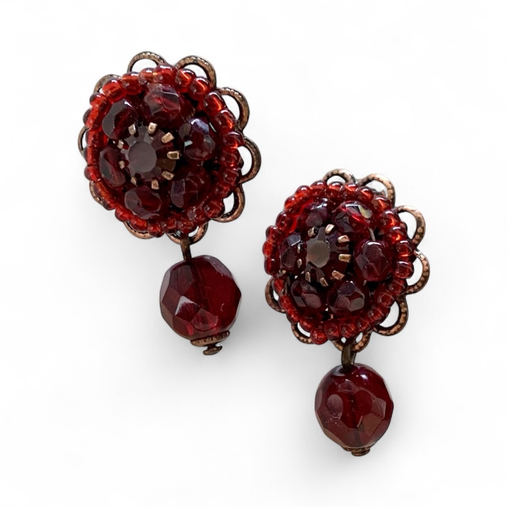🛍️ Bundle and save! Vintage Avon cranberry clip earrings